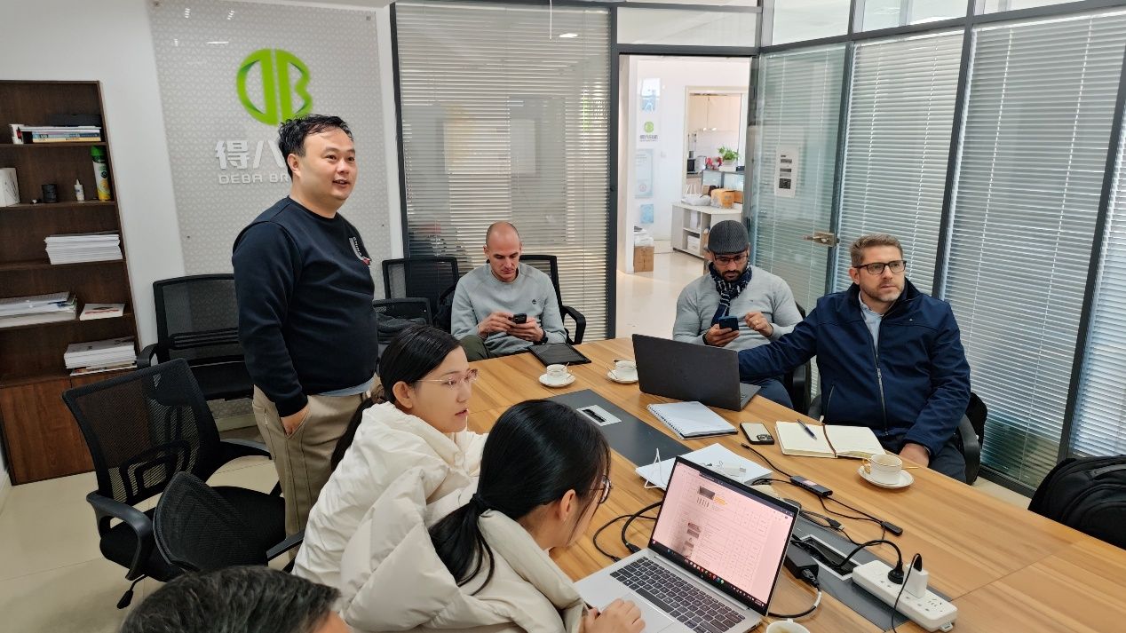 عملاء من باراجواي يزورون شركة Deba Brothers، ويوافقون بشدة على خطة مزرعة الخنازير المكونة من 12000 خنزير وقوة المنتج